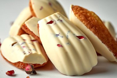 Beyaz çikolatalı kek. Seçici odak, kapat