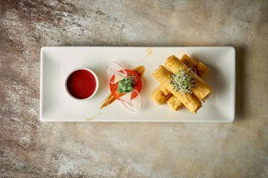 Kızartma makinesinde kızartılmış etli börek. Yakın çekim, prodüksiyon sonrası gürültü. Seçici odak