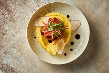 Tatlı ve ekşi soslu yayın balığı bifteği ve patates püresi. Seçici odak, yakın plan