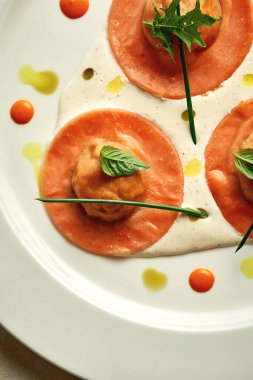 Soslu portakallı ravioli. Yakın çekim, seçici odaklanma