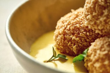 Peynir soslu karides kroket. Seçici odaklanmayı kapat