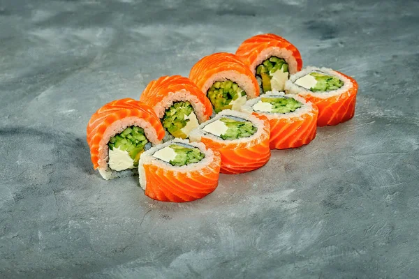 Rolo Sushi Com Salmão Pepino Queijo Creme Contexto Cinza Foco — Fotografia de Stock