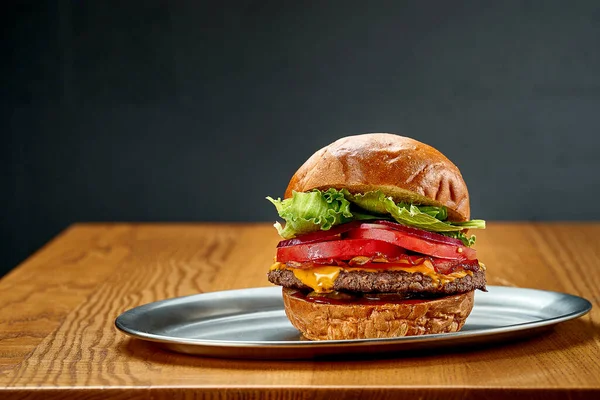 Duży Soczysty Hamburger Pomidorami Cebulą Serem Zbliżenie Selektywne Skupienie — Zdjęcie stockowe