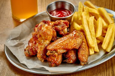 Barbekü tavuk kanadı. Bira çerezi. Yakın plan, seçici odaklanma. Yapım sonrası ses eklendi