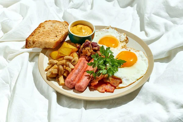 Een Gebakken Met Worst Bonen Spek Toast Een Bord Een — Stockfoto