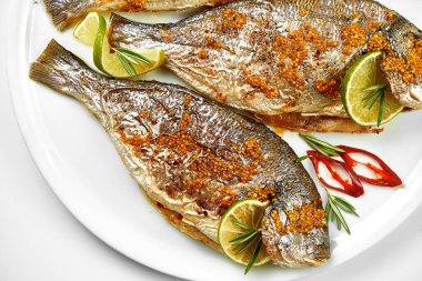 Baharatlarla marine edilmiş taze Dorado. Yakın plan, seçici odaklanma. Beyaz arkaplan.