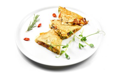Peynirli ve sebzeli beyaz tabakta Quesadilla. Yakın plan, seçici odaklanma. Beyaz arkaplan.