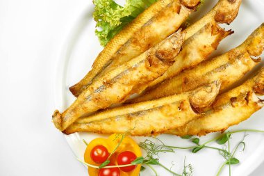 Tavada kızarmış çıtır eritilmiş, yakın plan. Yakın plan, seçici odaklanma. Beyaz arkaplan.