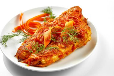 Kırmızı soslu haşlanmış hake filetosu. Yakın plan. Beyaz arka plan. Seçici odak