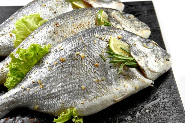 Dorado Fresco Cru Especiarias Numa Tábua Preta Pronto Para Cozinhar — Fotografia de Stock