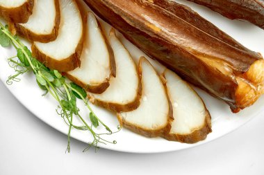 Beyaz arka planda sıcak füme balık. Yakın plan. Seçici odak