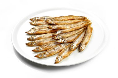 Beyaz arka planda tabakta sıcak füme balık. Yakın plan. Seçici odak