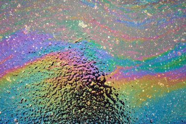 Motor yağı, gaz veya benzinin asfalta döküldüğü mermer soyut arkaplan