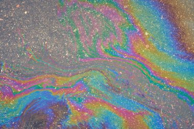 Motor yağı, gaz veya asfalta dökülen petrolün soyut arkaplanı