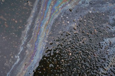 Motor yağı, gaz ya da asfalta dökülen petrolün soyut arkaplanı. Çevre kirliliği kavramı