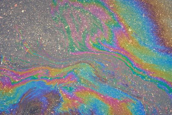 Motor yağı, gaz veya asfalta dökülen petrolün soyut arkaplanı