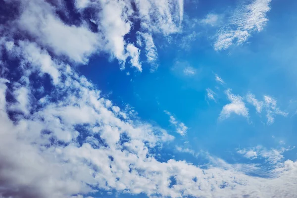 Açık bir günde mavi gökyüzüne karşı bulut