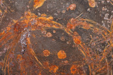 Paslı demir bir yüzey dokusu pas çizgileriyle