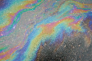 Motor yağı, gaz veya benzinin asfalta döküldüğü mermer soyut arkaplan