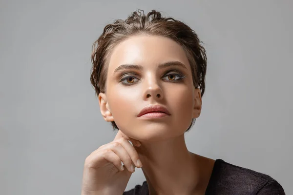 Mujer Maquillaje Cara Moda Hermoso Retrato Corto Peinado Lamido Retrato Fotos de stock libres de derechos