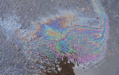 Yakıt ya da yağ asfalt yolda doku ya da arka plan olarak sızıyor. Çevre kirliliği kavramı