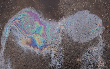 Yakıt ya da yağ asfalt yolda doku ya da arka plan olarak sızıyor. Çevre kirliliği kavramı