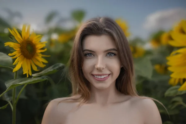 Beautiful Smiling Young Woman Sunflowers Field Summer Day — Stock Photo, Image