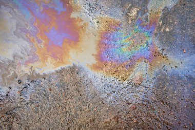 Asfalta dökülen güzel, soyut motor yağı, gaz ya da benzin lekesi. Mermer soyut arkaplan