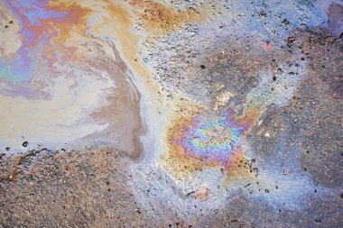 Asfalt Yolu 'ndaki benzin lekeleri doku ya da arka plan olarak renklendirilmiş. Çevre kirliliği kavramı