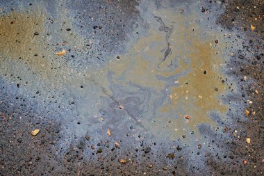 Asfalta dökülen güzel, soyut motor yağı, gaz ya da benzin lekesi. Mermer soyut arkaplan