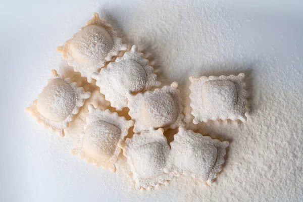 Praças Massas Ravioli Polvilhadas Com Farinha Sobre Fundo Claro — Fotografia de Stock