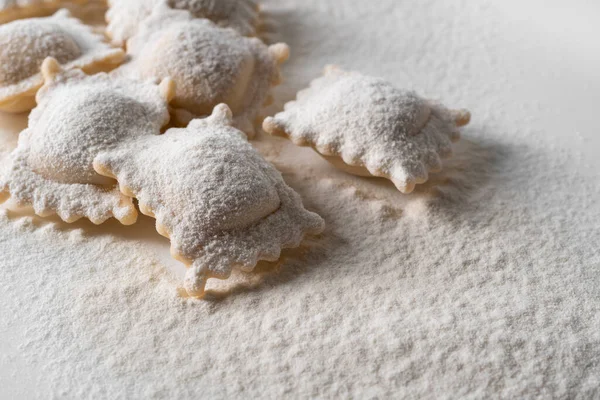 Praças Massas Ravioli Polvilhadas Com Farinha Foco Seletivo — Fotografia de Stock