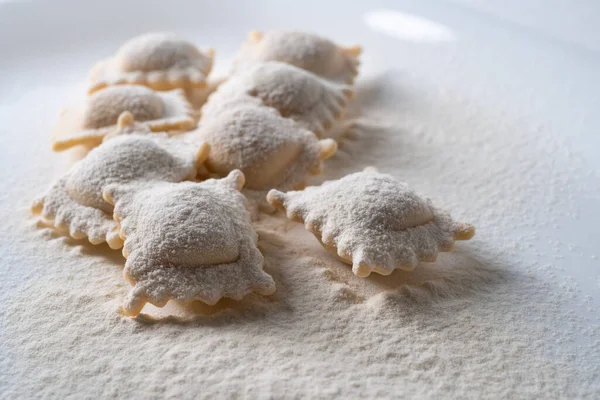 Praças Massas Ravioli Polvilhadas Com Farinha Sobre Fundo Claro Foco — Fotografia de Stock