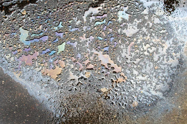 アスファルトの油汚れ テクスチャまたは背景としてアスファルト道路上の色ガソリン燃料スポットアスファルト上のクローズアップ油汚れ — ストック写真