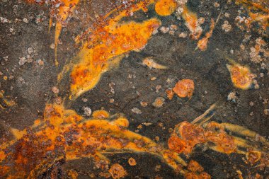 Paslı demir bir yüzey dokusu pas çizgileriyle