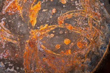 Paslı demir bir yüzey dokusu pas çizgileriyle