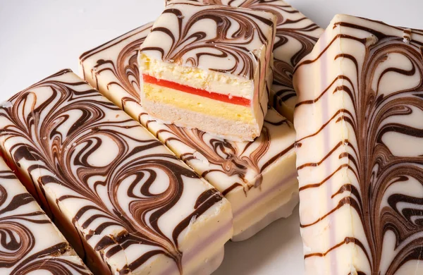 Sendvičové Sušenky Vanilkovým Suflé Čokoládovém Povlaku Naskládané Dezertní Míse Sladké — Stock fotografie
