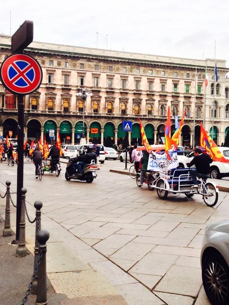 A group of unionist riding in their bicycles having their rally on the thoroughfares of the city. — Stock Photo, Image