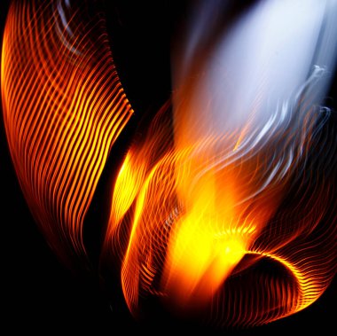 Çok renkli ışık yollarının uzun pozlama fotoğrafları karanlık bir arkaplana karşı karmaşık bir paralel çizgilerin geometrik desenini oluşturuyor. Sadece fotoğraf, resimsiz..