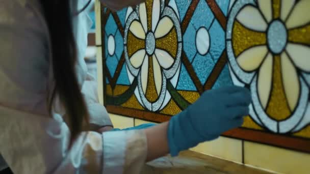 Közelkép Női Művész Mintázza Kész Festett Üvegablakot Kézműves Kézzel Készített — Stock videók