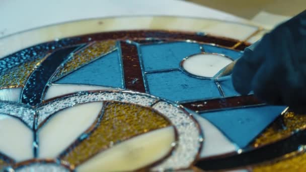 Närbild Lödning Färgade Glassömmar Infärgad Glasverkstad Nålarbete Hantverk Kreativitet Tiffany — Stockvideo