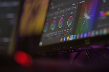 Renk düzeltmesi için monitör. Renk düzeltmesi için bir uygulama çalışıyor.
