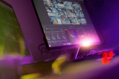 Renk düzeltmesi için monitör. Renk düzeltmesi için bir program çalışıyor. Güzel renkler, röfle.