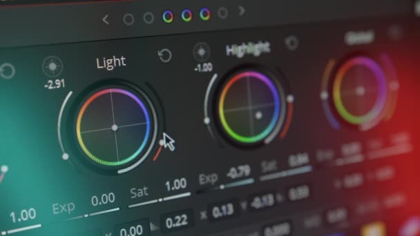 Close-up de classificação de cores. Pós-produção de vídeo ou foto. Software profissional de edição de fotos e vídeos. Anel de luz. DaVinci Resolver — Vídeo de Stock