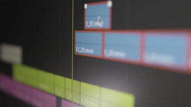 Bilgisayarda yakın plan video düzenleme. Profesyonel video düzenleme yazılımı. Parçaları hareket ettiriyorum. Video işleme, post-prodüksiyon, klipsleme