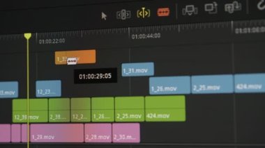 Bilgisayarda yakın plan video düzenleme, zaman çizelgesi. Profesyonel video düzenleme yazılımı. Video işleme, post-prodüksiyon, klipsleme. parçaları hareket ettir.
