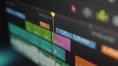 Bilgisayar monitöründe yakın çekim video düzenleme. Profesyonel video düzenleme yazılımı. Hareket eden parçalar. Video işleme, post-prodüksiyon, klipsleme