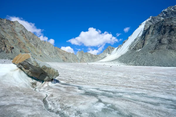 Berglandschap met gletsjer en steen screes — Stockfoto