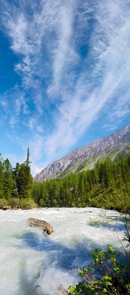 Berg rivier onder prachtige blauwe bewolkte hemel — Stockfoto