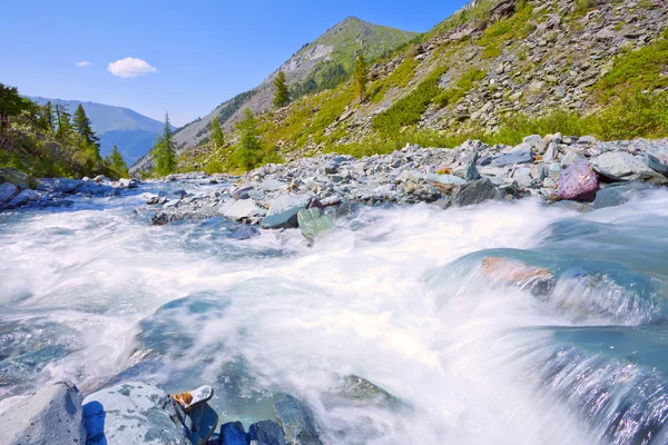 Berglandschap met snelle rivier — Stockfoto